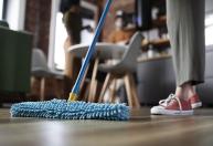 Colocar amaciante no balde para limpar o piso: para que serve e como usar