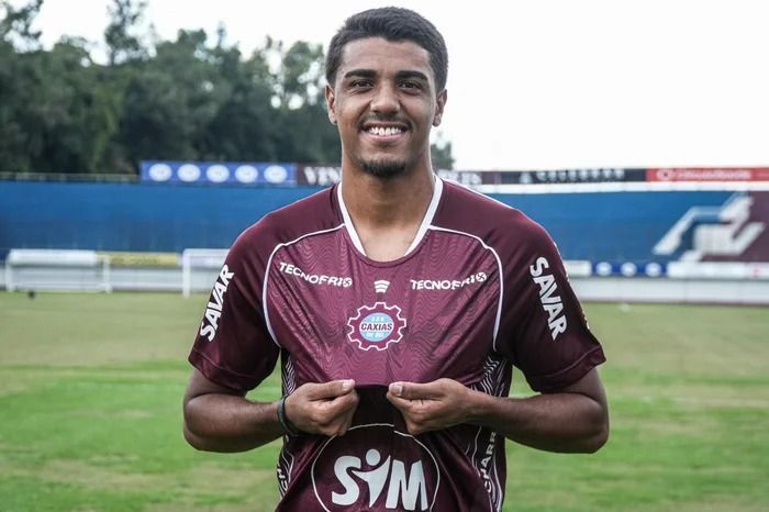 Jovem volante do Fluminense retorna de empréstimo e será avaliado