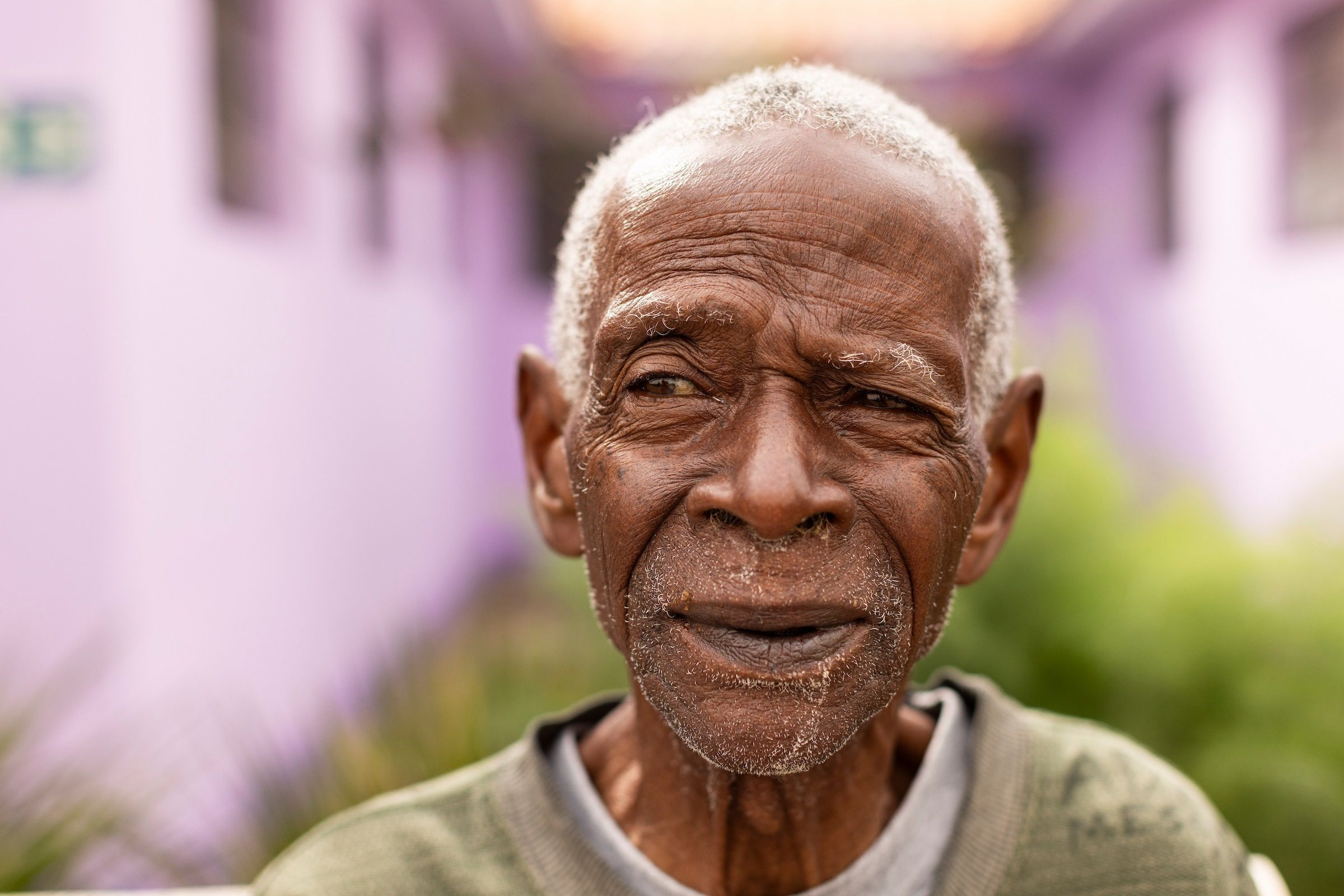 Exposição 'Centenários' estreia no Centro Cultural SESIMINAS com retratos de idosos de mais de 100 anos