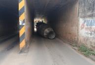 Peça cai de veículo e interdita parcialmente trânsito na rua dos Portuários, em Timóteo