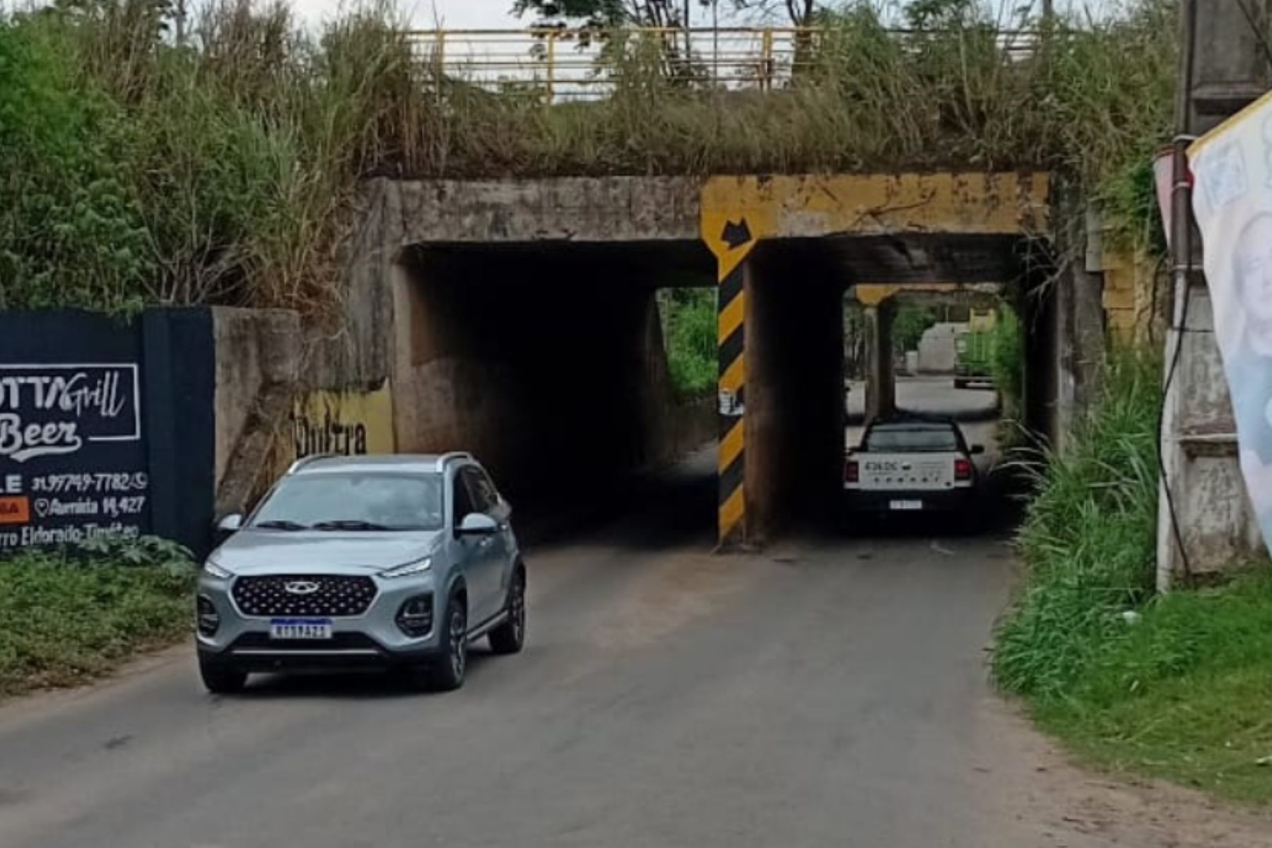 Rua dos Portuários é liberada após retirada de peça que caiu de veículo em Timóteo