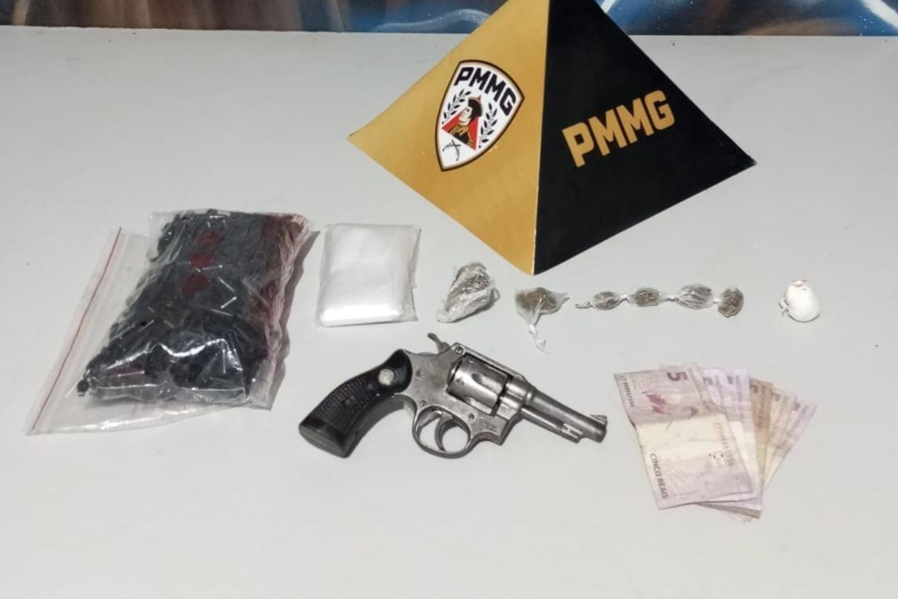 PM prende dois homens por porte ilegal de arma e mulher por tráfico em Ipatinga