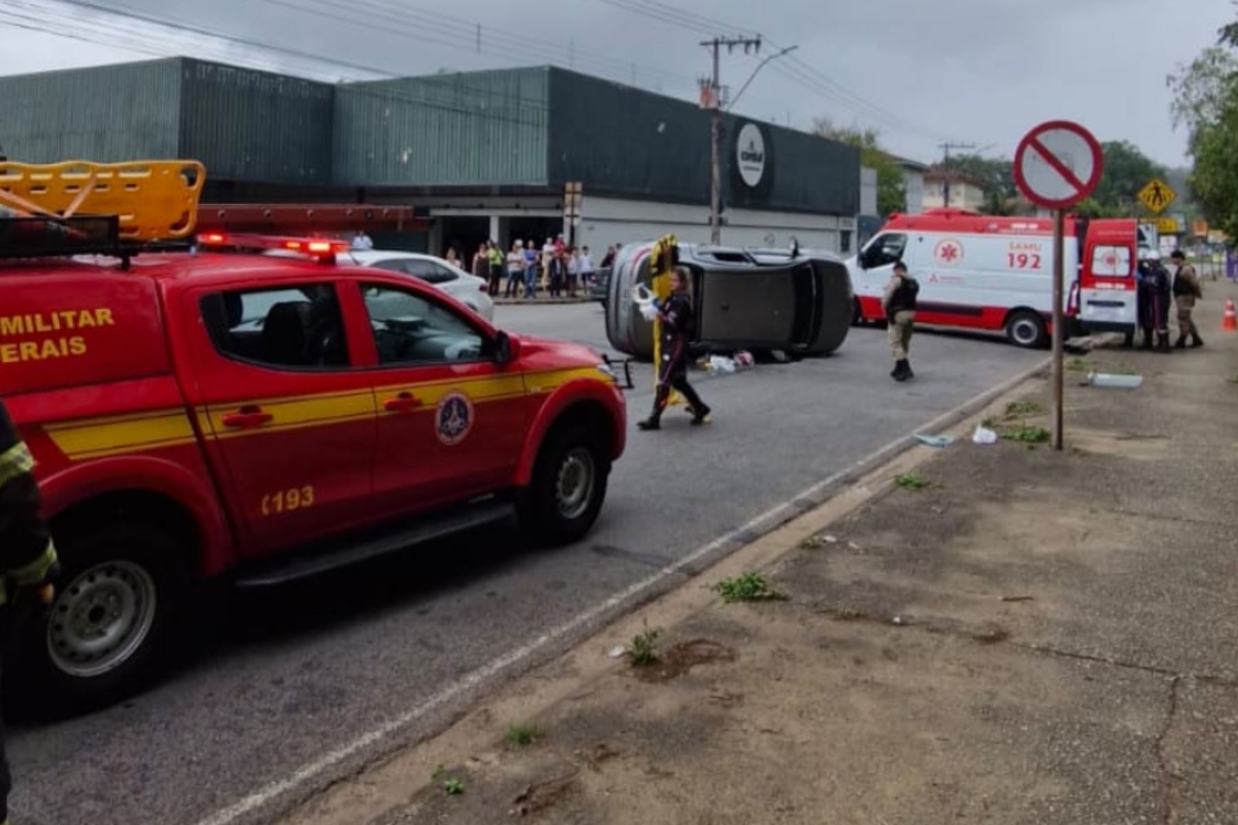 Carro fica tombado após colisão com outro veículo no bairro Cariru, em Ipatinga