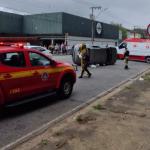Carro fica tombado após colisão com outro veículo no bairro Cariru, em Ipatinga