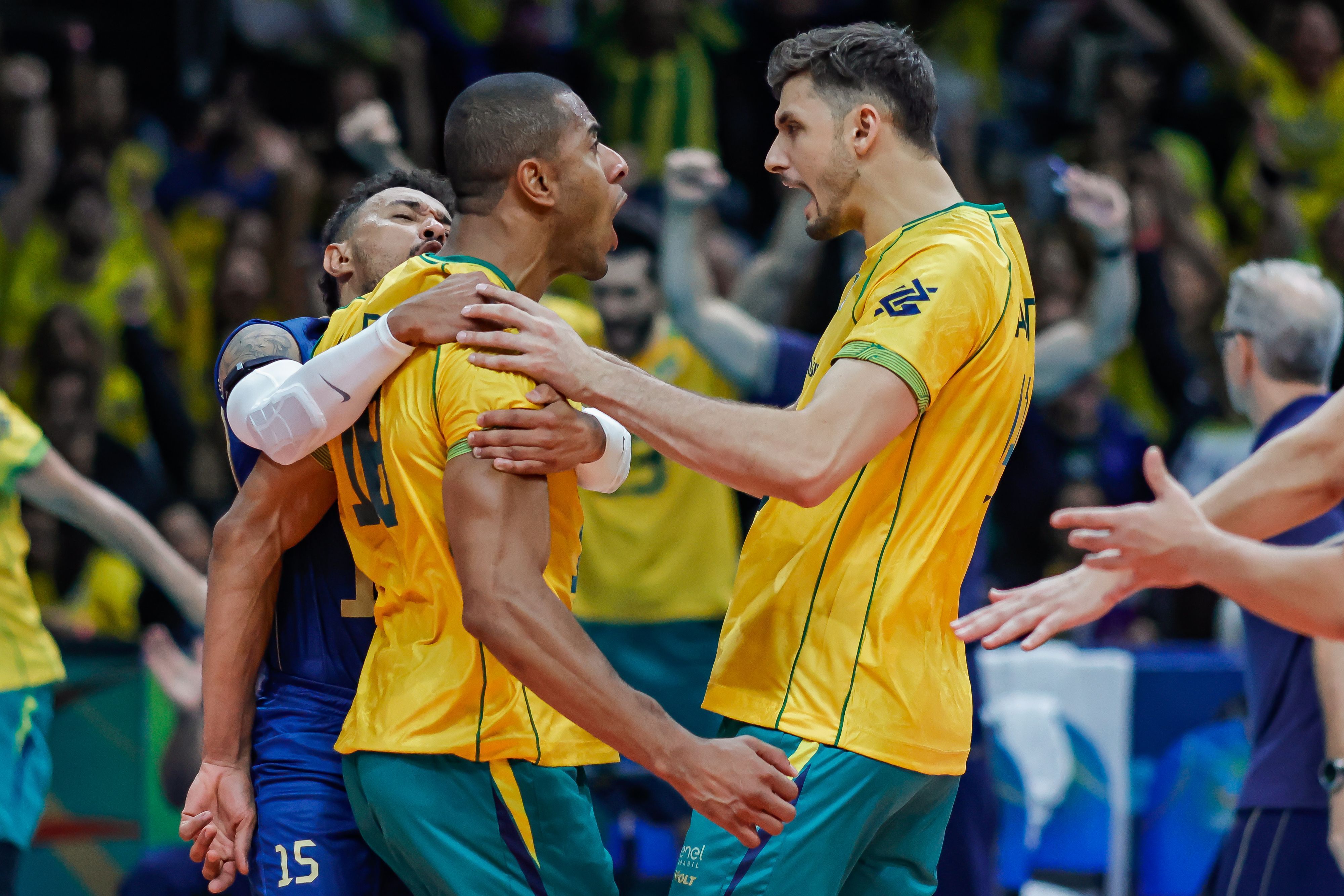 Brasil toma susto, mas vence Colômbia e mantém liderança do Sul-Americano de Vôlei