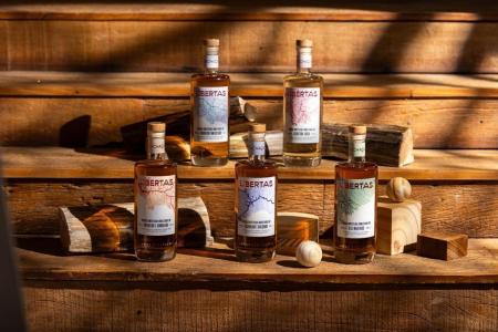 Entenda como o envelhecimento da cachaça em madeiras brasileiras transforma aromas e sabores, impulsionando rótulos premiados em Minas Gerais. • DIVULGAÇÃO | LAMAS