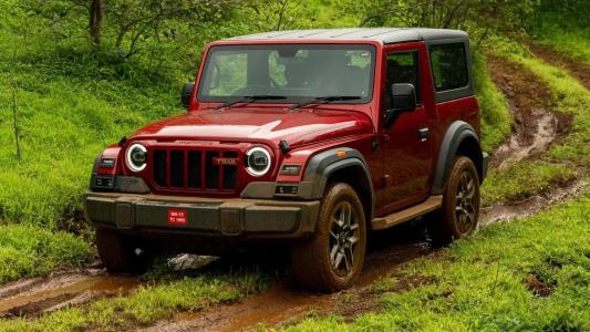 Mahindra Thar tem visual inspirado no modelo norte-americano, motores turbo a diesel ou gasolina, tração 4x4 e custa seis vezes menos