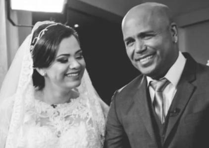 Mônica no dia de seu casamento ao lado do pai, Rick, que foi encontrado morto hoje