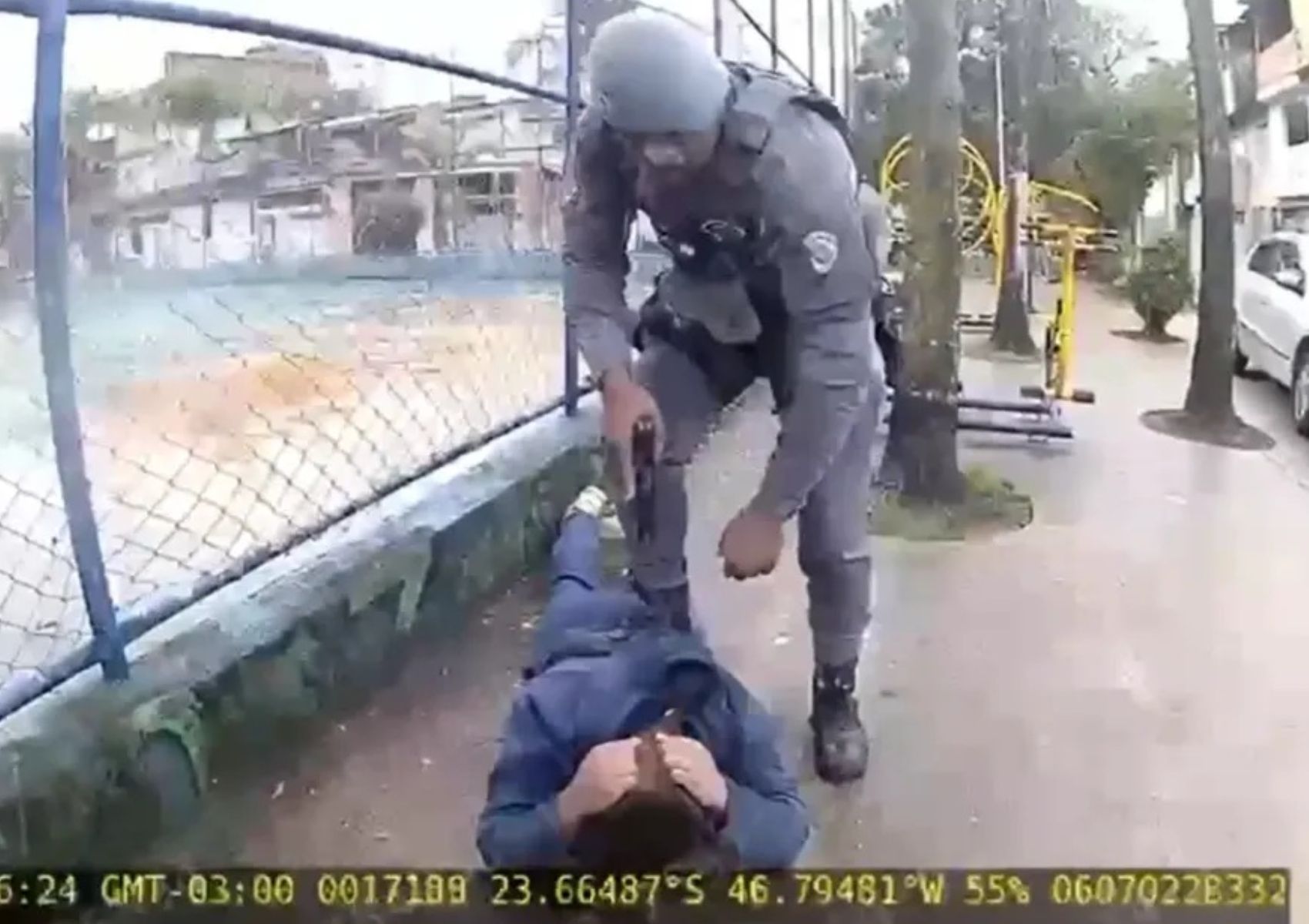 Vídeo: homem entra em luta corporal com PM e é morto após perseguição em SP