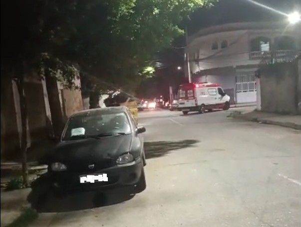 Perseguição policial termina com dupla em motocicleta caindo em um córrego de Ipatinga