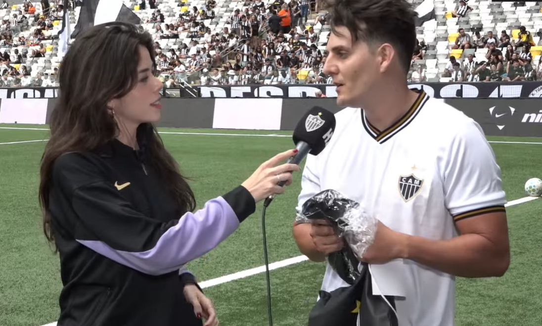 Motoboy que salvou criança de ataque de abelhas é homenagedo pelo Atlético na Arena MRV
