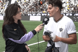 Motoboy que salvou criança de ataque de abelhas é homenagedo pelo Atlético na Arena MRV