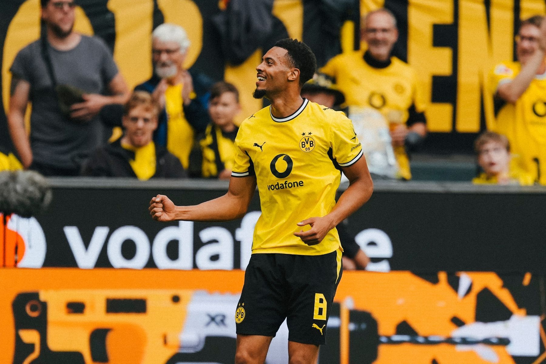 Borussia Dortmund goleia Paderborn e se aproxima da liderança na Bundesliga