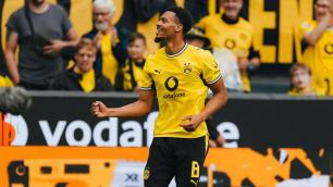 Borussia Dortmund goleia Paderborn e se aproxima da liderança na Bundesliga