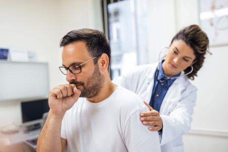 O que significa ter falta de ar e tosse seca Entenda a relação com a fibrose pulmonar