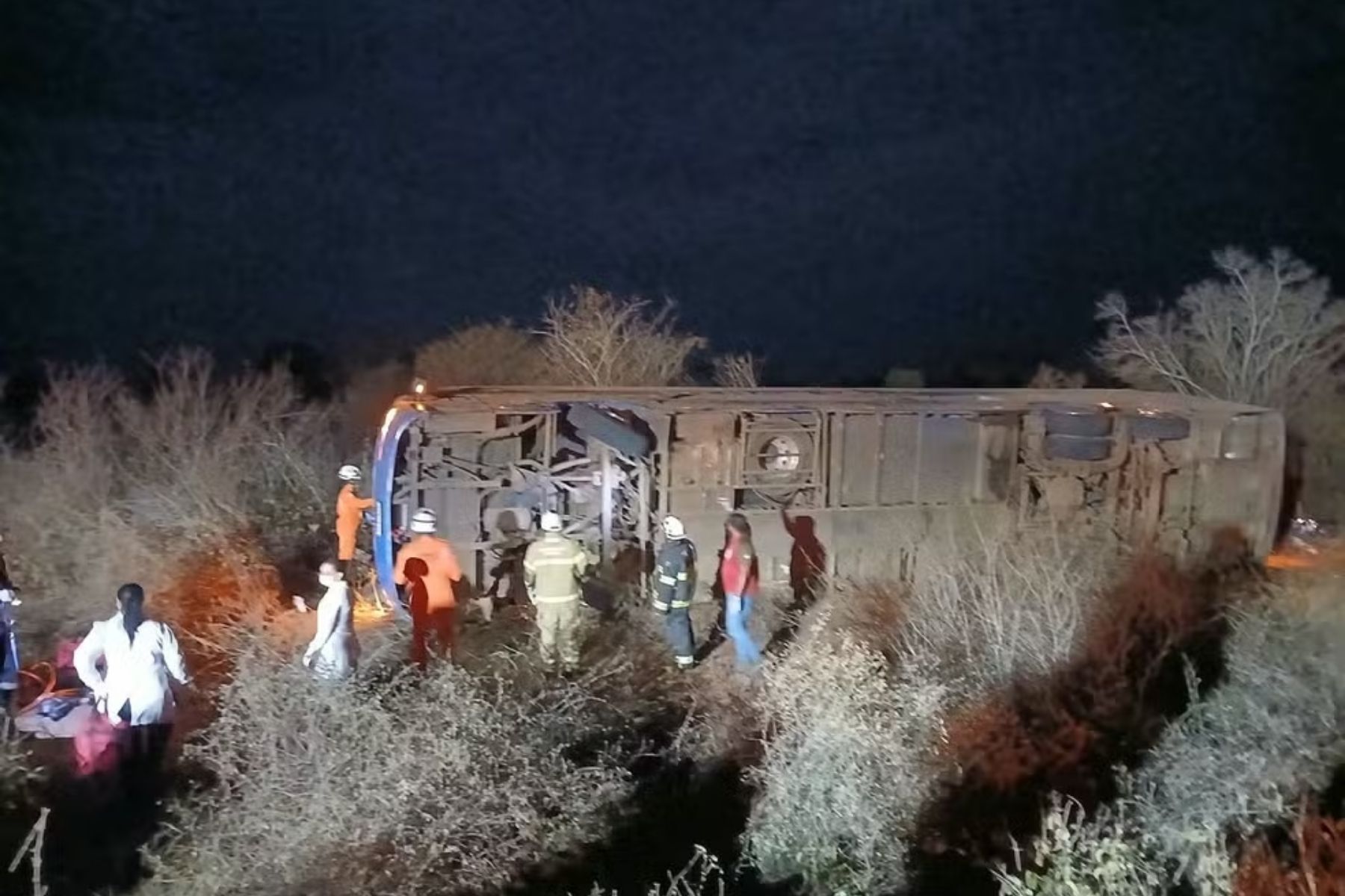 BR-122: acidente com ônibus deixa oito mortos e 12 feridos na Bahia