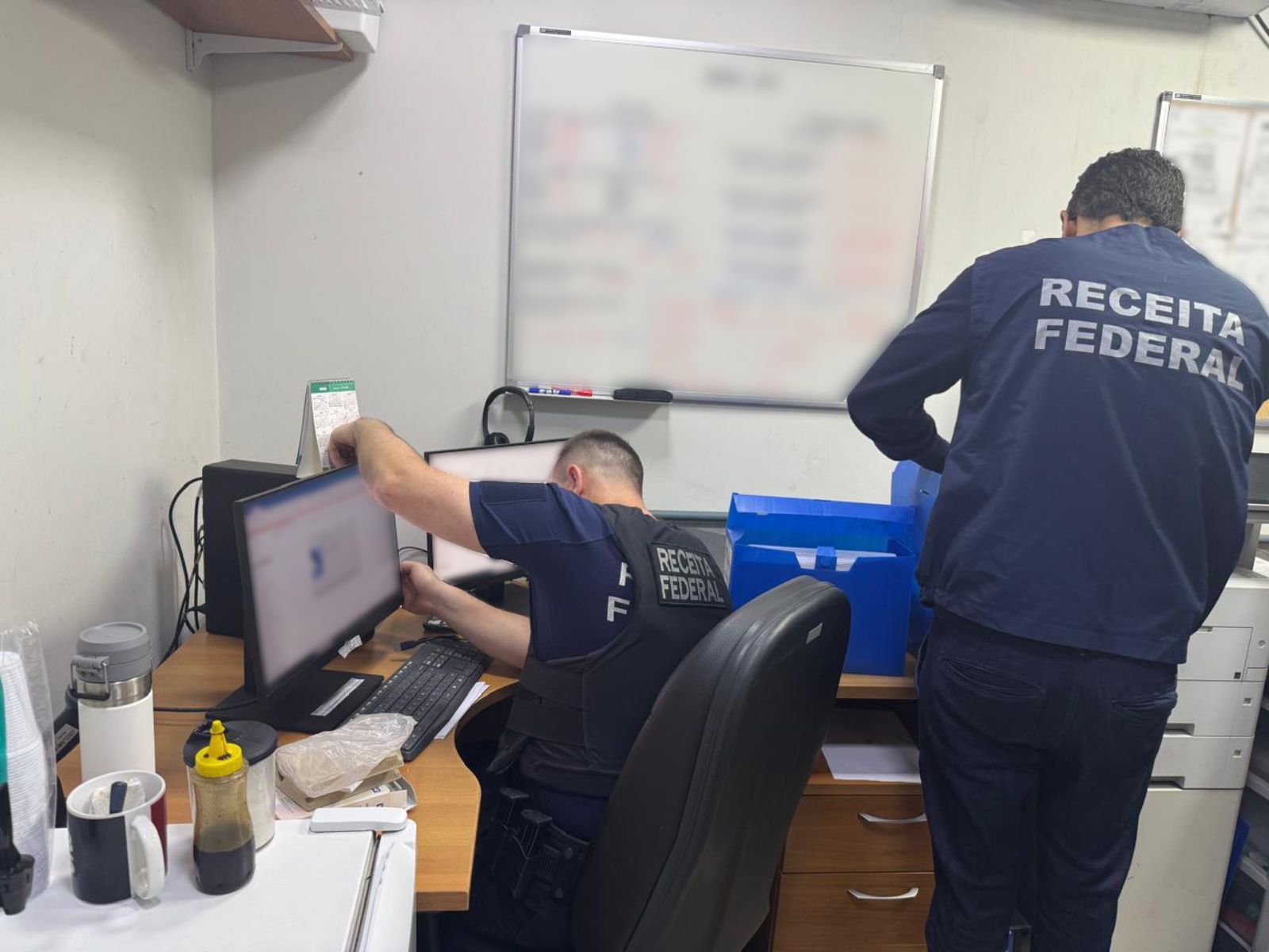 Diretor do Banco Genial e executivo ligado ao Master são alvos de operação contra lavagem de dinheiro