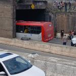 Acidente com micro-ônibus interdita o Mergulhão em Juiz de Fora