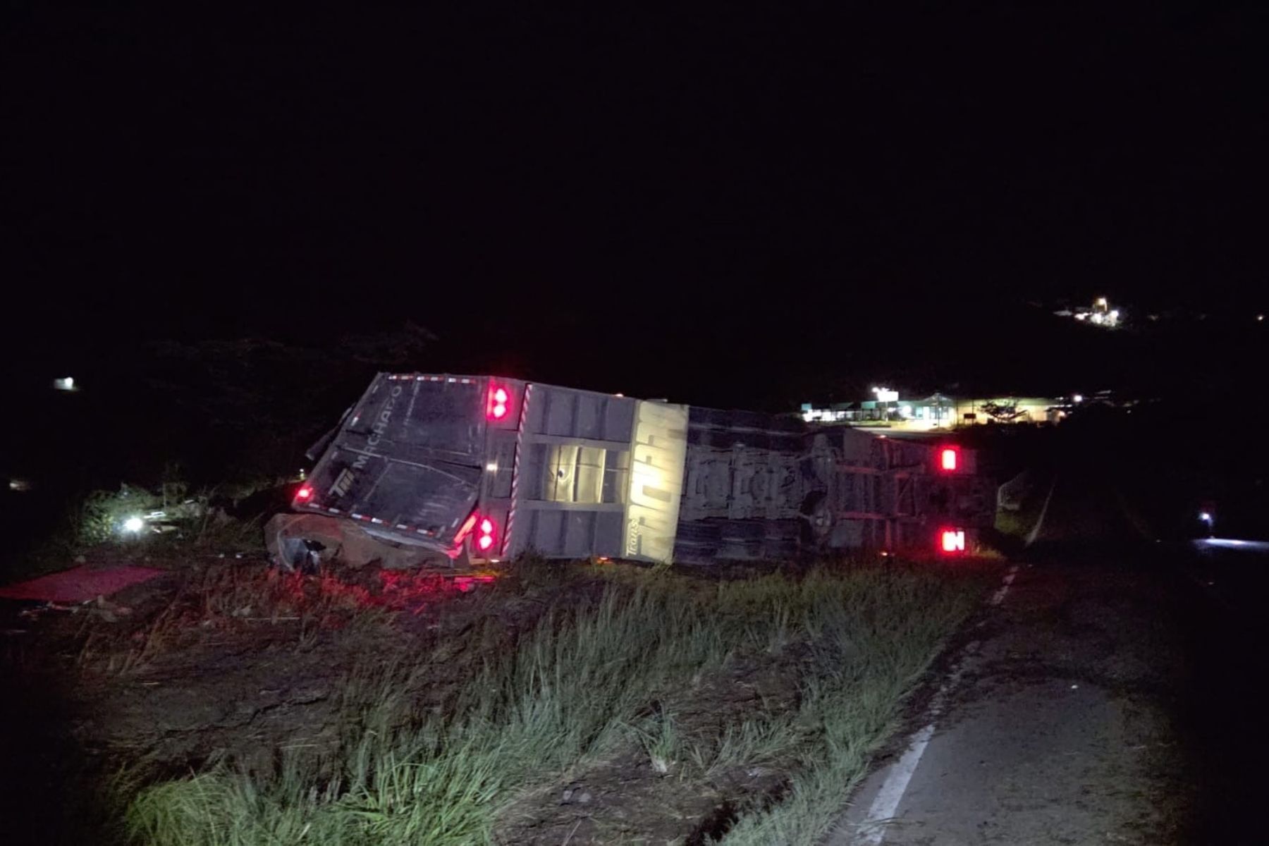 Caminhoneiro sofre lesões após carreta tombar na BR-267 em Bicas