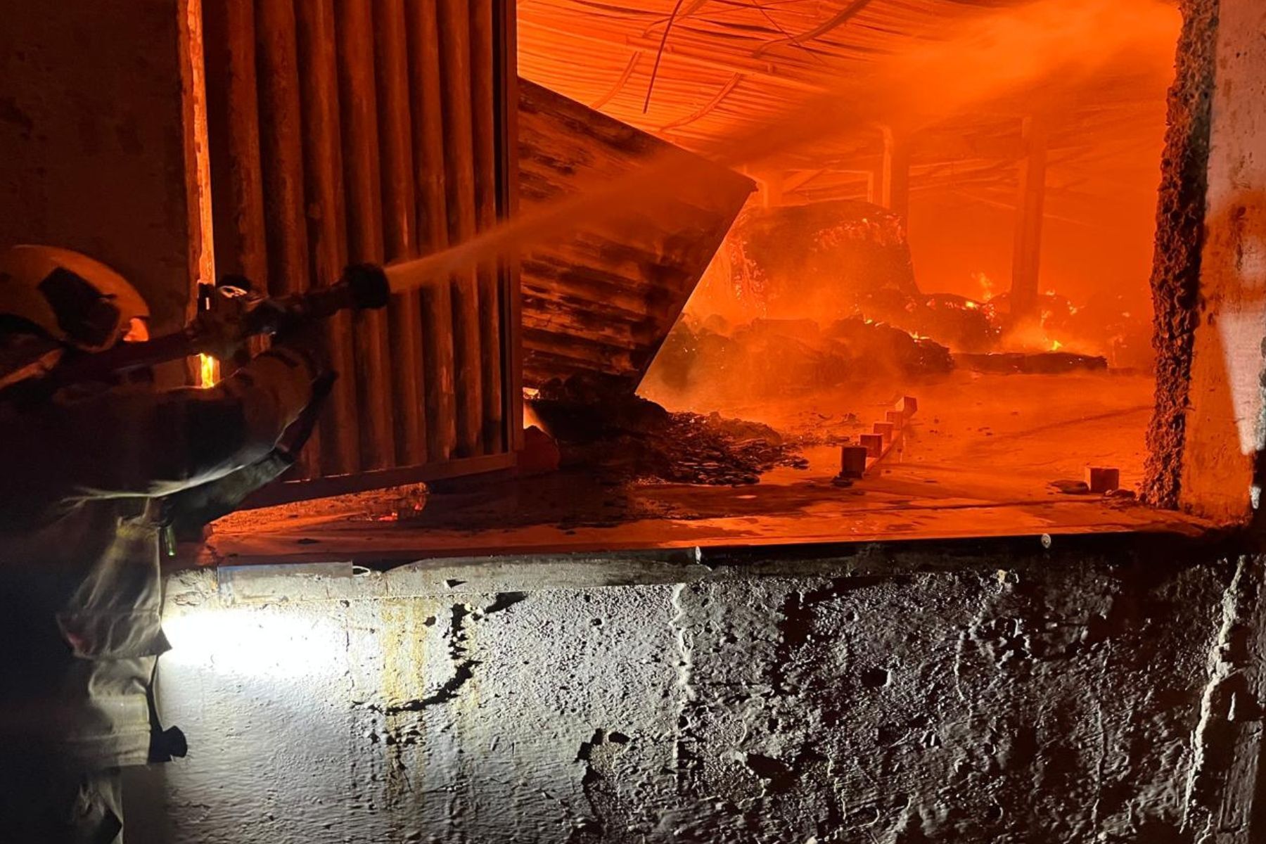 Incêndio em duas fábricas mobiliza Bombeiros na Zona da Mata