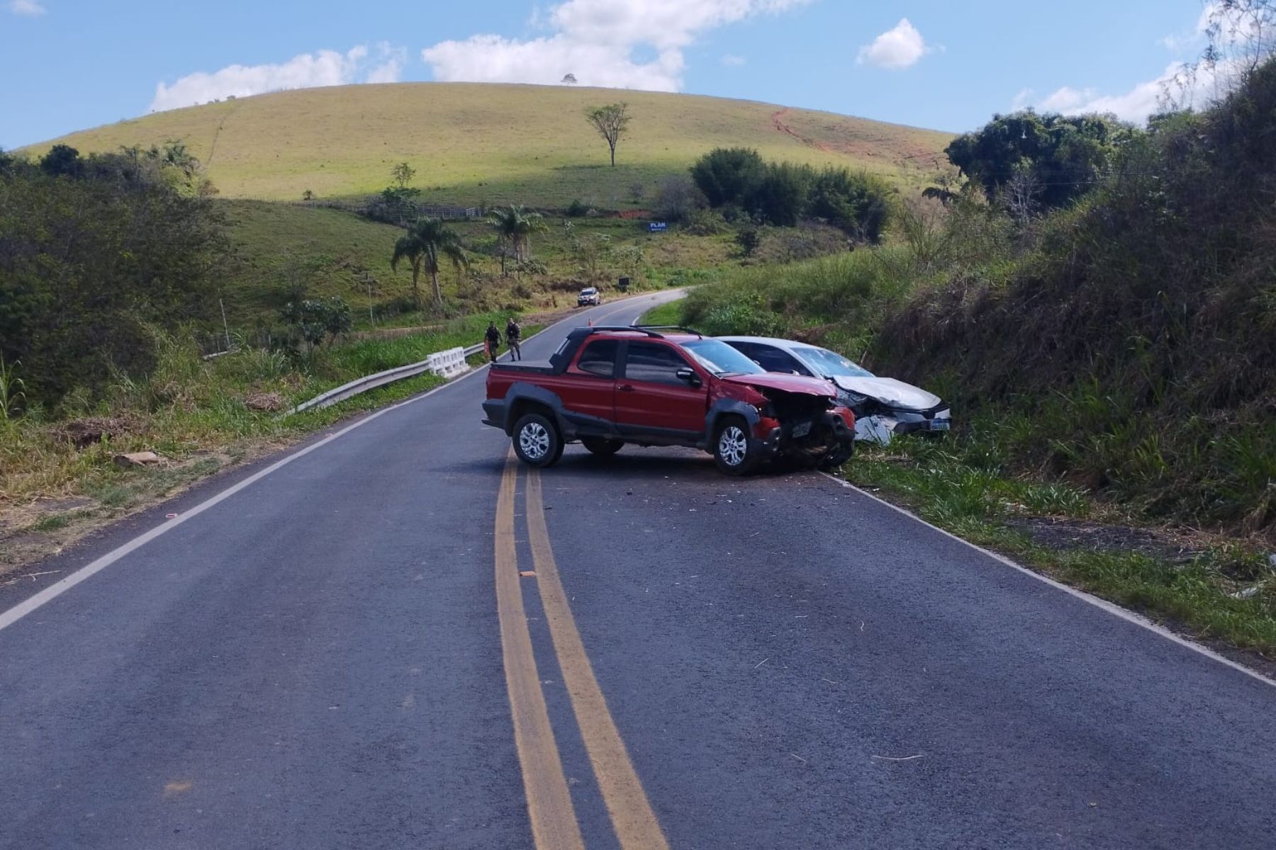 Idoso fica ferido após colisão frontal entre caminhonete e carro na BR-267