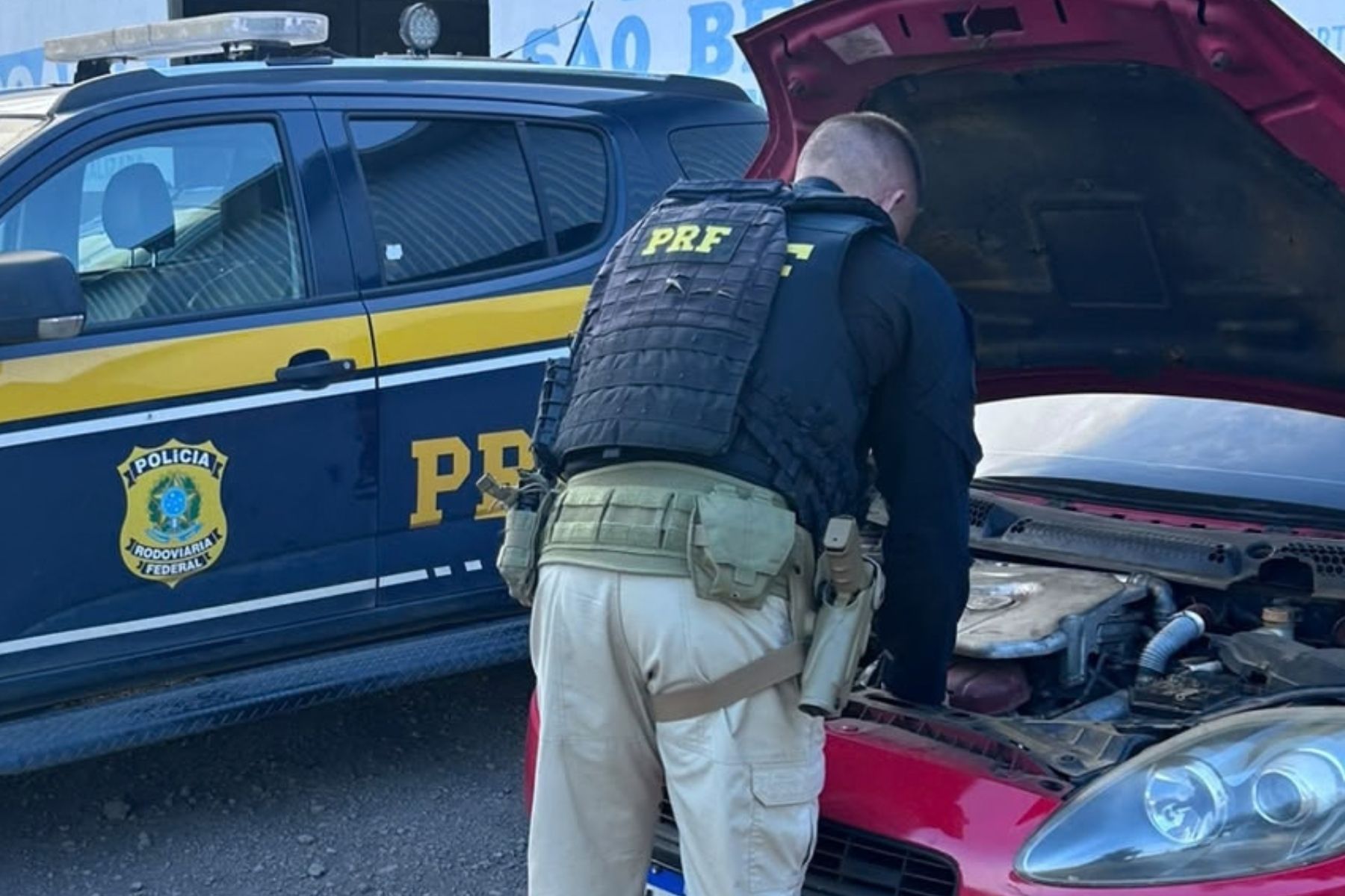 Homem é preso e carro furtado é recuperado durante fiscalização em Juiz de Fora