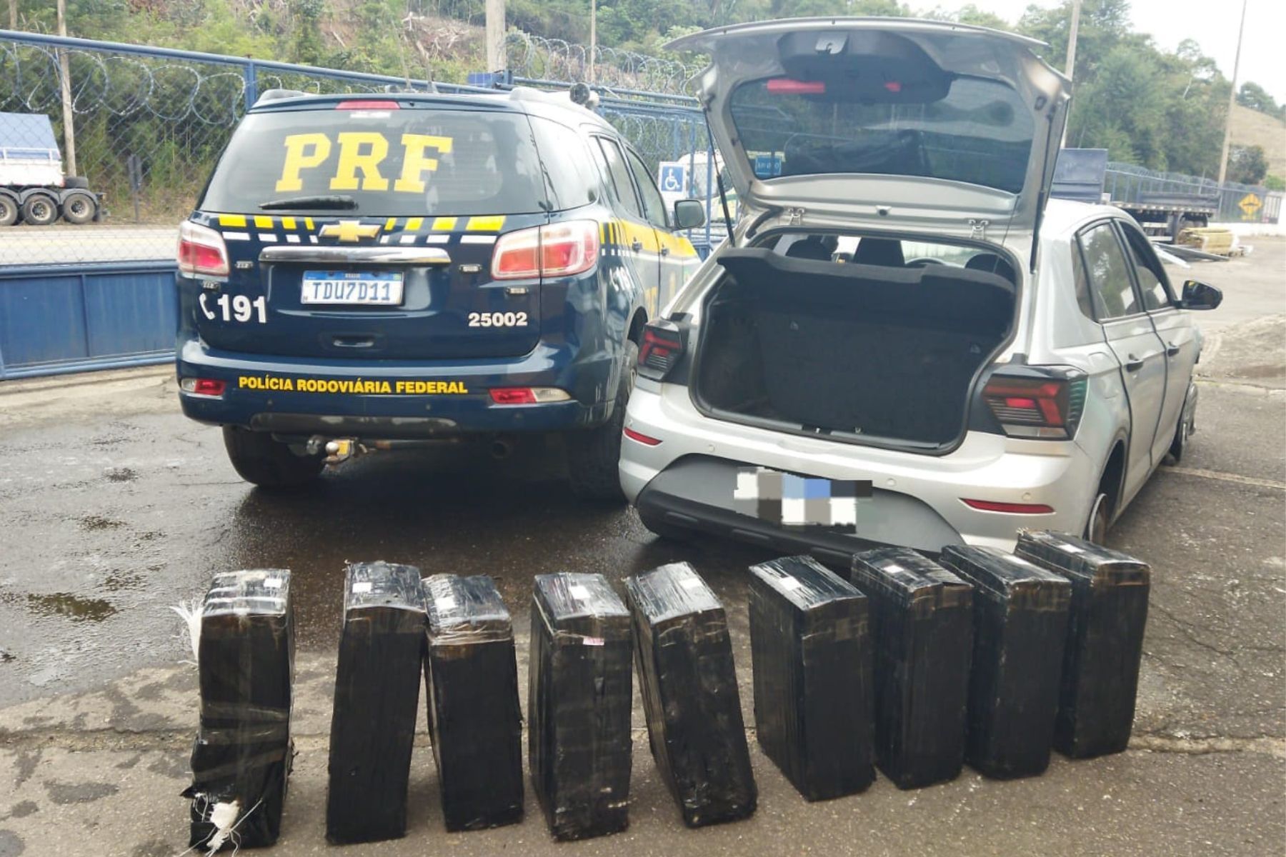 PRF apreende veículo com 230kg de maconha em Juiz de Fora