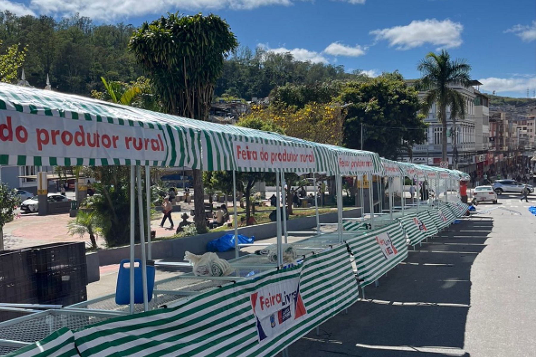 Feirantes de Santos Dumont recebem novas barracas para exposição de produtos