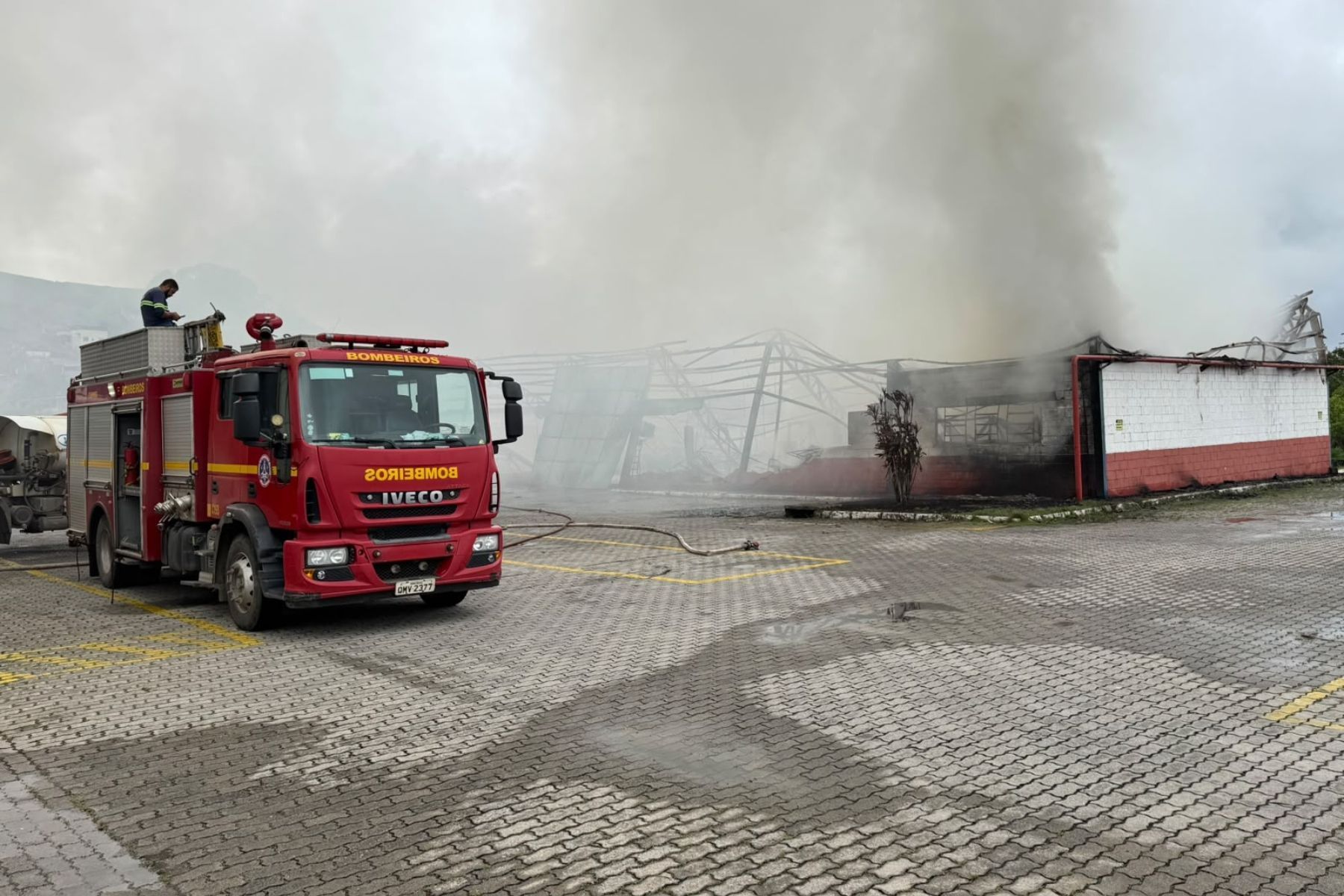 Bombeiros combatem incêndio em galpão de telhas na Zona Norte de Juiz de Fora
