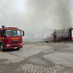 Bombeiros combatem incêndio em galpão de telhas na Zona Norte de Juiz de Fora