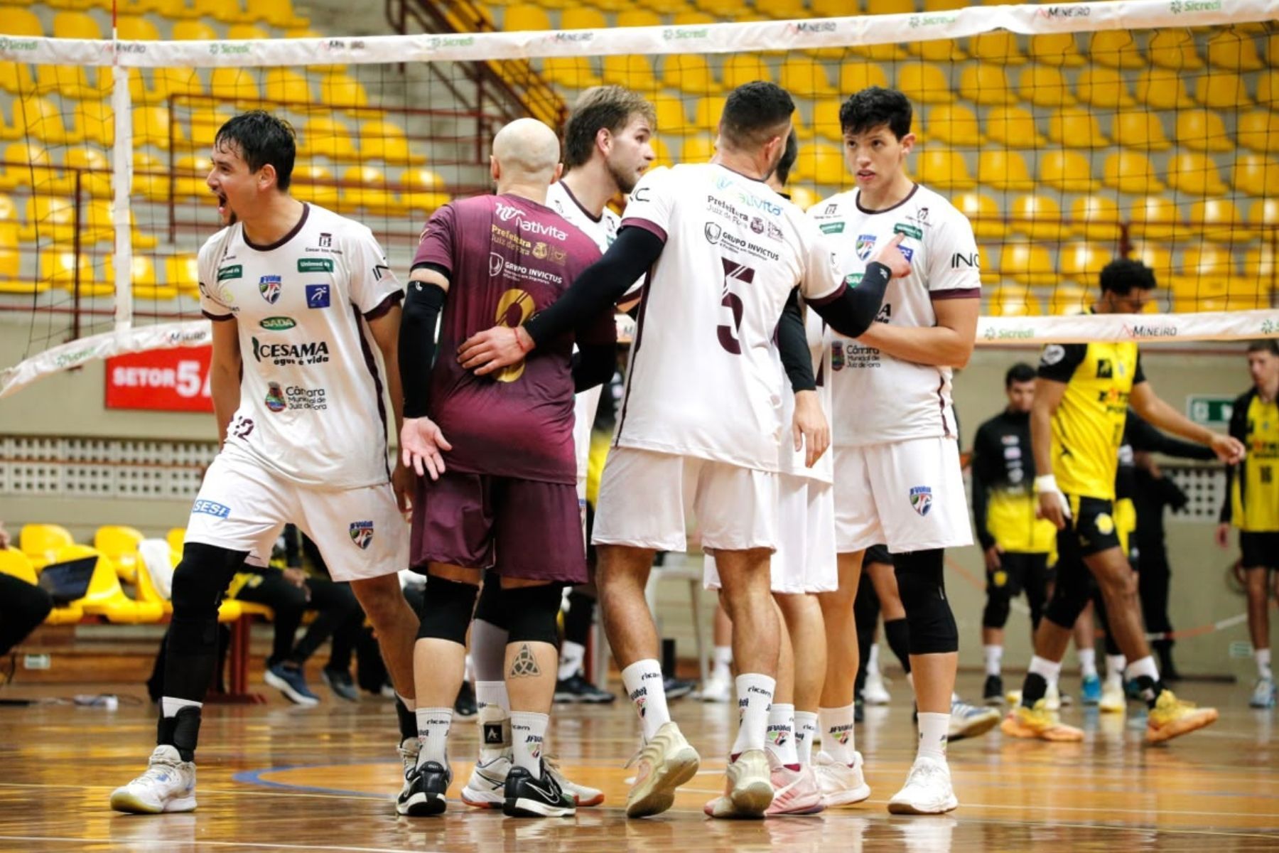 JF Vôlei luta, mas perde para o Praia Clube na estreia do Mineiro de Vôlei