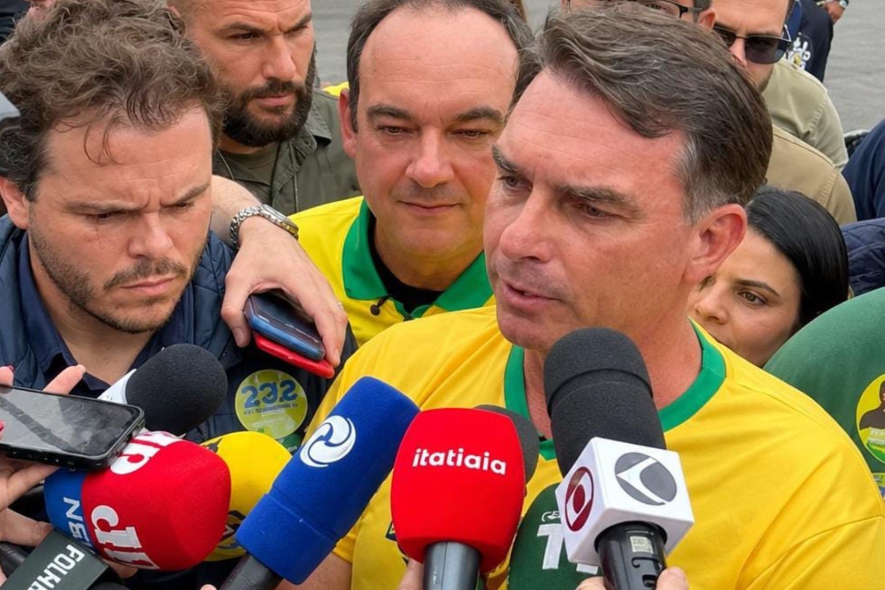 Flávio Bolsonaro cumpre agenda em JF e refaz trajeto de atentado sofrido pelo pai em 2018