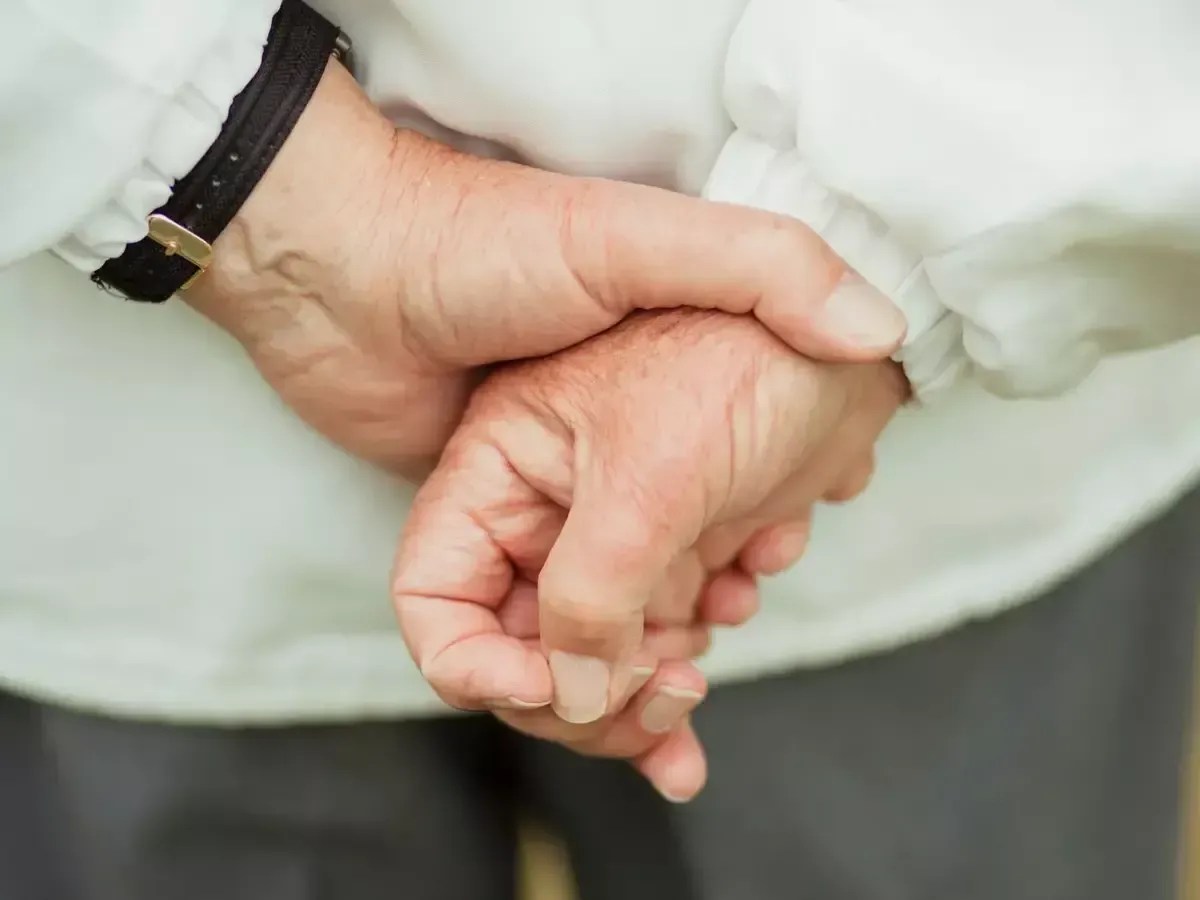 Para que serve andar com as mãos para trás? Entenda o significado do gesto