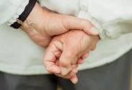 Para que serve andar com as mãos para trás? Entenda o significado do gesto
