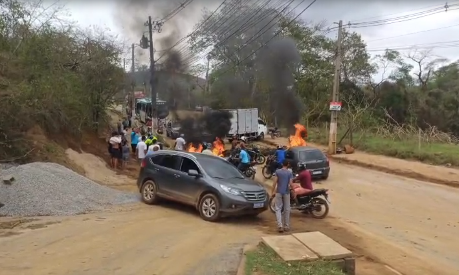 Moradores bloqueiam avenida em Timóteo por falta de água e energia após vendaval