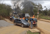 Moradores bloqueiam avenida em Timóteo por falta de água e energia após vendaval