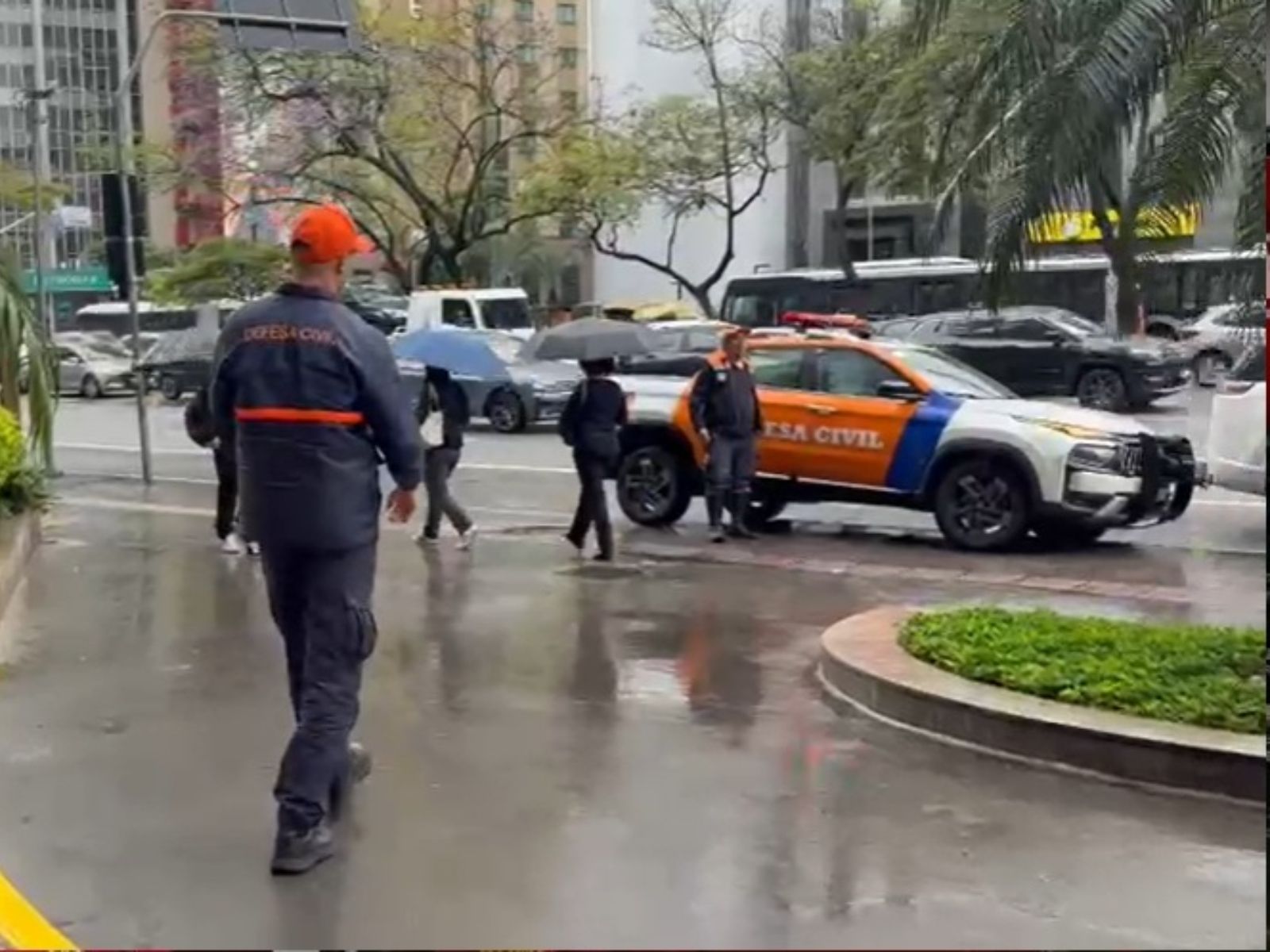 Chuva em SP: duas pessoas ficam feridas após marquise desabar na Faria Lima