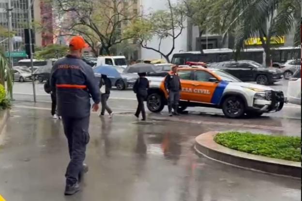 Chuva em São Paulo: duas pessoas ficam feridas após marquise desabar na Faria Lima