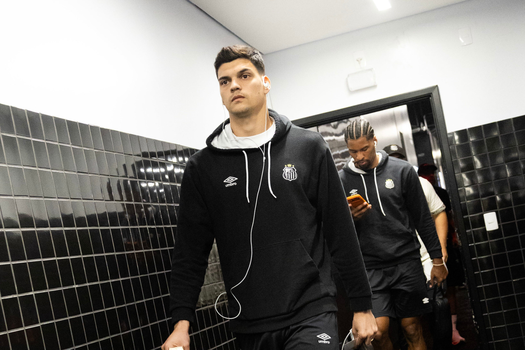Gabriel Brazão passará por cirurgia e vira desfalque no Santos por tempo indeterminado