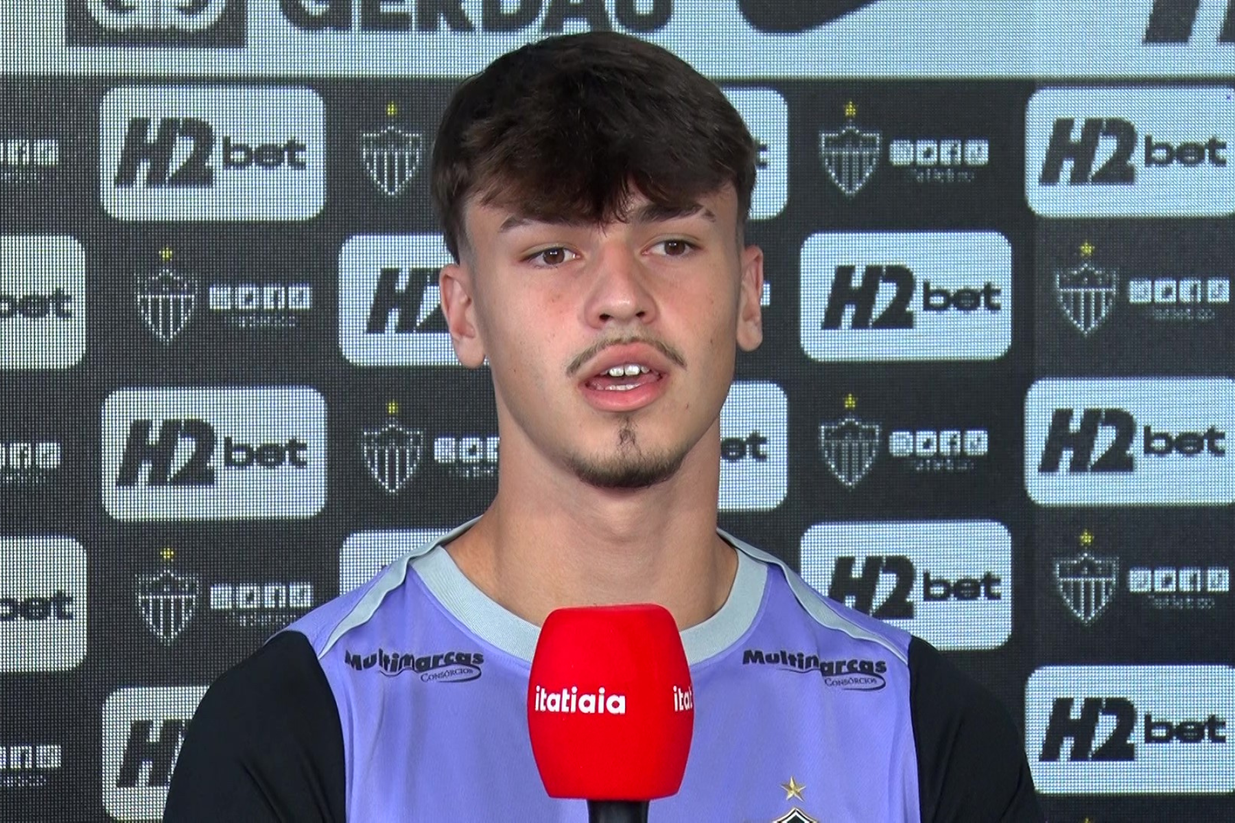 Zagueiro do Atlético, Vitão concilia futebol com crisma: 'Muito diferente'