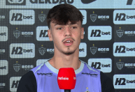 Zagueiro do Atlético, Vitão concilia futebol com crisma: 'Muito diferente'