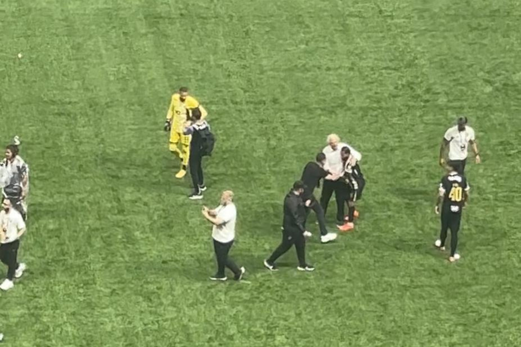 Rubens Menin vai ao gramado e celebra vitória sobre o Cruzeiro com jogadores do Atlético