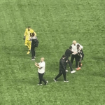 Rubens Menin vai ao gramado e celebra vitória sobre o Cruzeiro com jogadores do Atlético