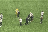 Rubens Menin vai ao gramado e celebra vitória sobre o Cruzeiro com jogadores do Atlético