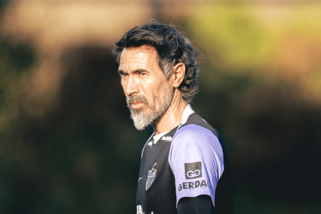Técnico Eduardo Domínguez no comando do treino do Atlético na Arena MRV
