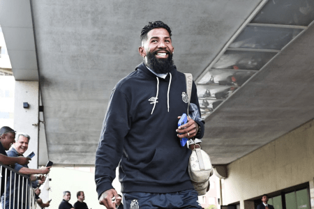 Rodinei, lateral-direito do Santos, a caminho do jogo contra o Atlético pela Sul-Americana
