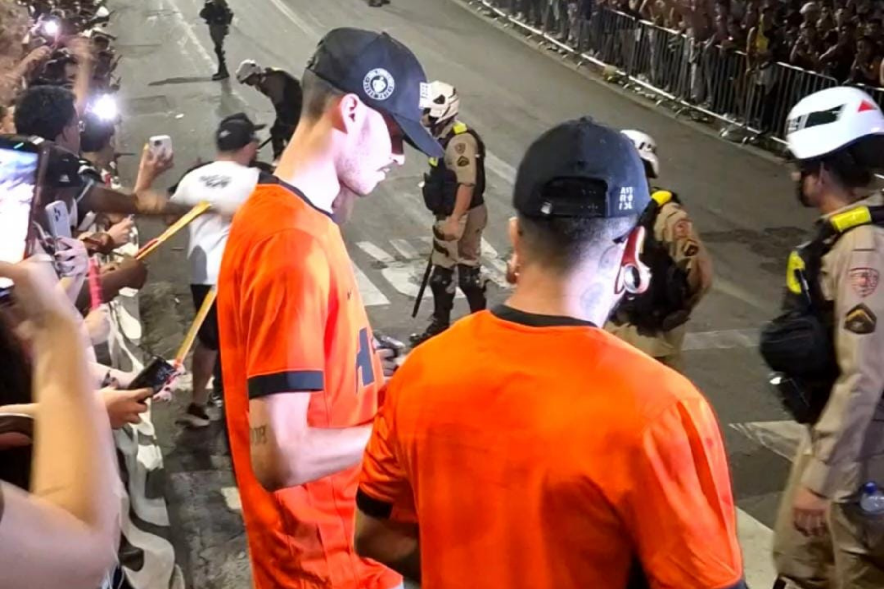 'Rua de fogo' da torcida do Atlético 'vaza' nova camisa; veja fotos