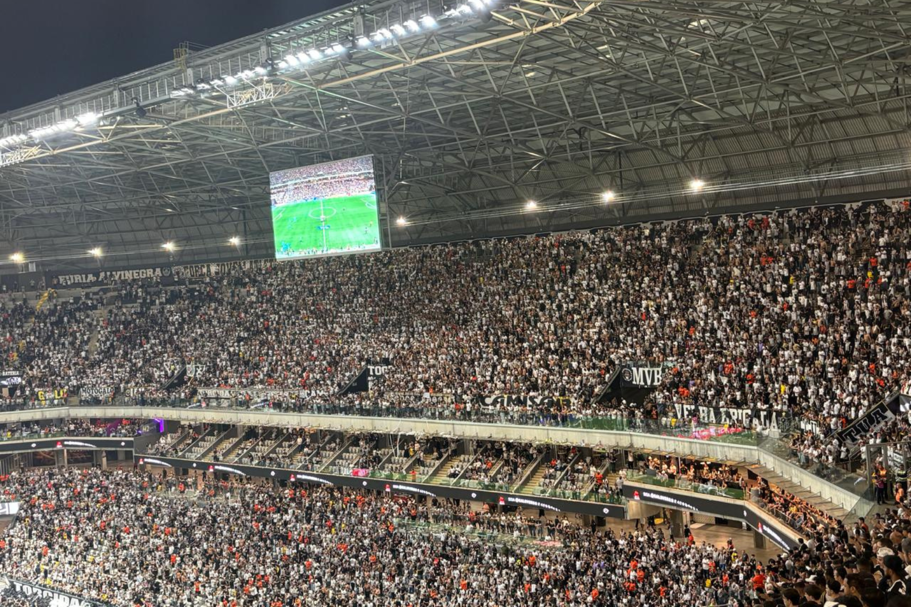 Torcida do Atlético xinga Neymar antes de jogo decisivo contra o Santos na Arena MRV