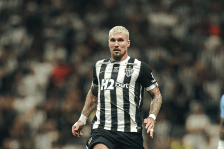 Lyanco em ação pelo Atlético na Arena MRV