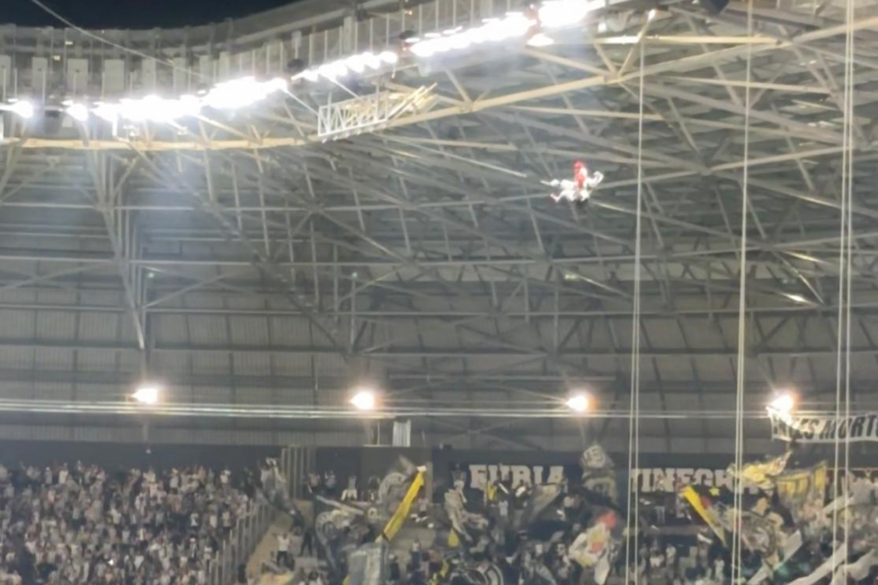 Atlético x Cruzeiro: Galo Doido inova e desce de tirolesa na Arena MRV; veja vídeo